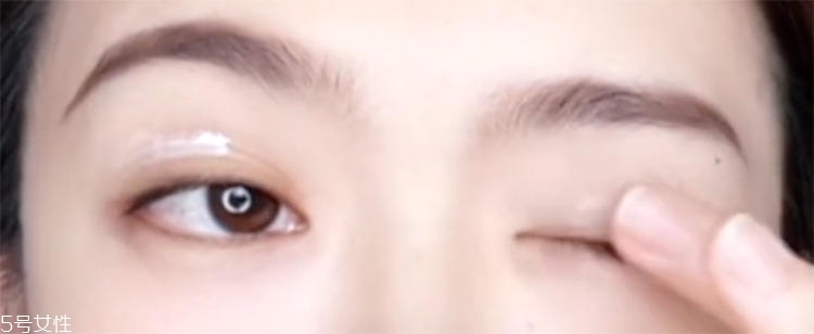 面試畫什么眼妝比較合適 面試精致眼妝教程 面試畫什么眼妝比較合適 面試精致眼妝教程