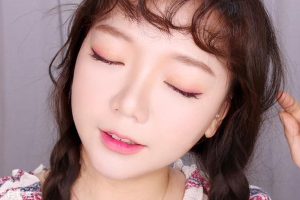 撞色妝容怎么畫(huà)比較日常 有趣的夏日撞色妝容教程