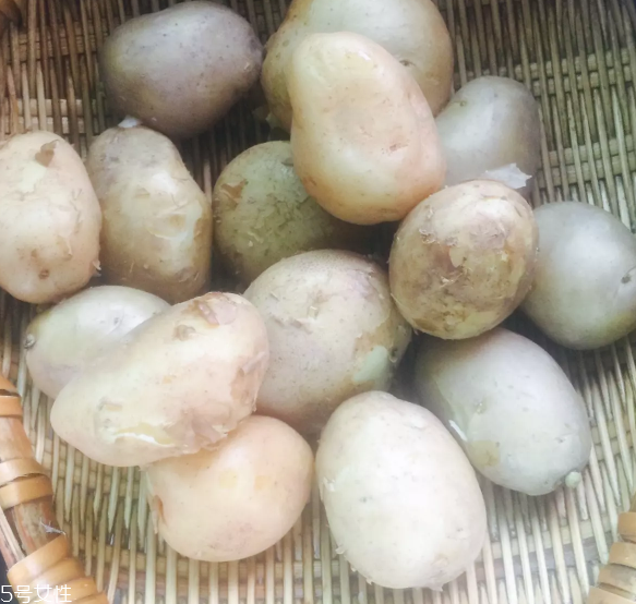 油炸土豆泥茄盒的做法 土豆加茄子的美食 油炸土豆泥茄盒的做法 土豆加茄子的美食