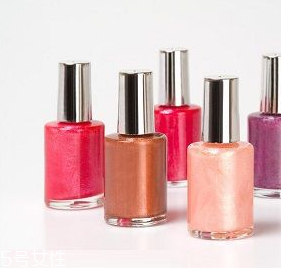 涂彩色指甲油要涂底油嗎？指甲油能用卸妝油卸嗎？