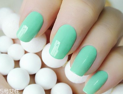 涂彩色指甲油要涂底油嗎？指甲油能用卸妝油卸嗎？