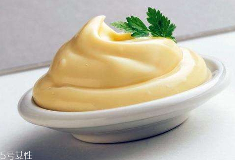 美乃滋和沙拉醬的區(qū)別 美乃滋和蛋黃醬的區(qū)別 美乃滋和沙拉醬的區(qū)別 美乃滋和蛋黃醬的區(qū)別