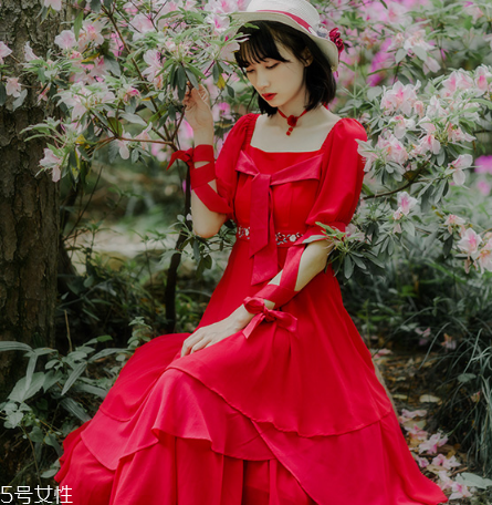 大紅色連衣裙怎么搭配？大紅色連衣裙搭配技巧