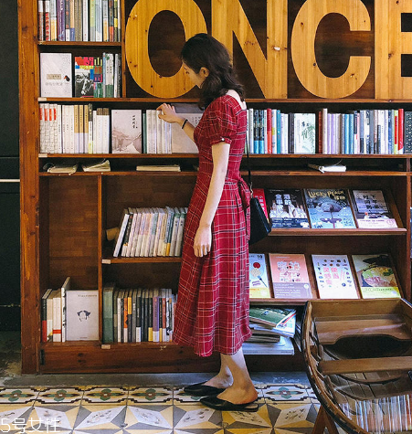 大紅色連衣裙怎么搭配？大紅色連衣裙搭配技巧