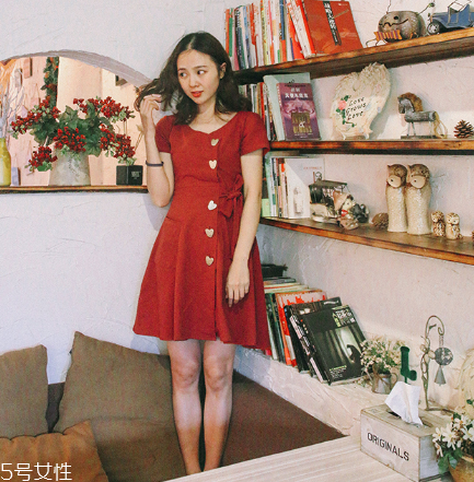 大紅色連衣裙怎么搭配？大紅色連衣裙搭配技巧