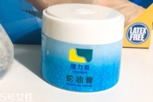 蛇油膏治腳氣嗎？腳氣可以用蛇油膏嗎？