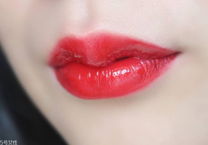 日?？诩t怎么畫人魚姬唇妝 疊涂打造的人魚姬唇妝