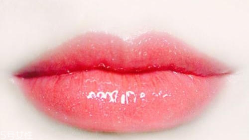 日?？诩t怎么畫人魚姬唇妝 疊涂打造的人魚姬唇妝