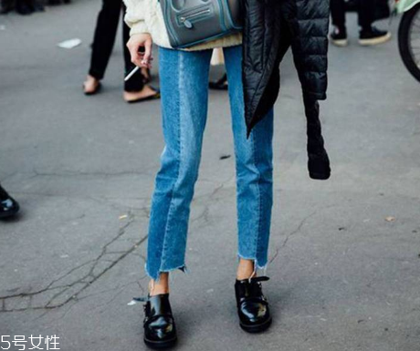 腿粗穿什么牛仔褲顯瘦？腿粗適合穿什么樣的牛仔褲？