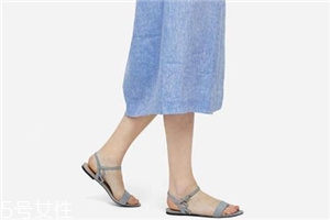 腳寬的人適合穿什么涼鞋？腳胖穿什么涼鞋好看？