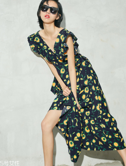 微胖穿什么連衣裙好看？微胖女生適合穿什么連衣裙？