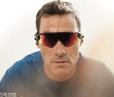oakley眼鏡真假辨別 歐克利眼鏡怎么辨別真假？