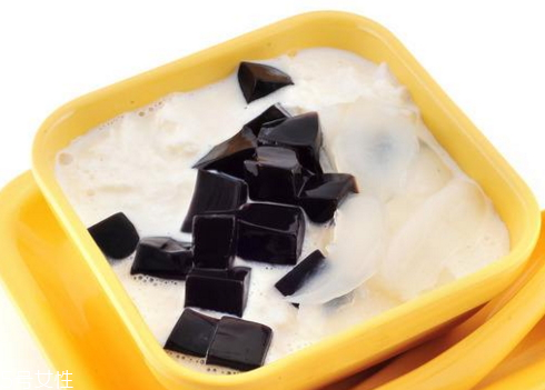 黑涼粉是什么材料做的 黑涼粉怎么做好吃 黑涼粉是什么材料做的 黑涼粉怎么做好吃