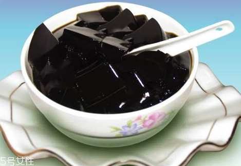 黑涼粉是什么材料做的 黑涼粉怎么做好吃 黑涼粉是什么材料做的 黑涼粉怎么做好吃