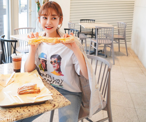 短袖t恤太長怎么辦 t恤怎么打結