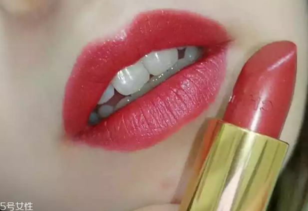 香奈兒135號口紅適合黃皮嗎 香奈兒135號口紅什么顏色 香奈兒135號口紅適合黃皮嗎 香奈兒135號口紅什么顏色