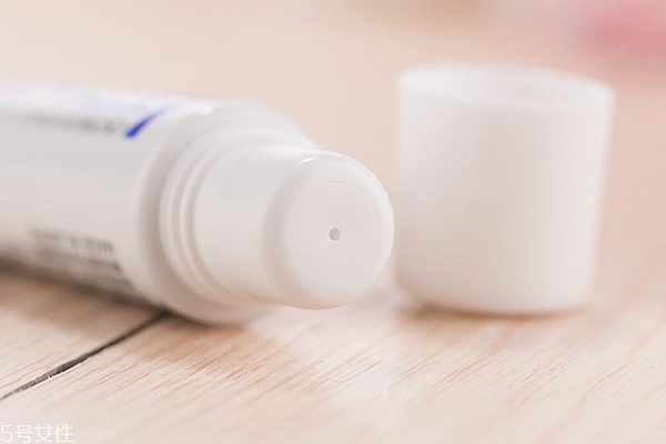 護唇膏能當(dāng)乳液用嗎 護唇膏能當(dāng)乳液用好嗎 護唇膏能當(dāng)乳液用嗎 護唇膏能當(dāng)乳液用好嗎