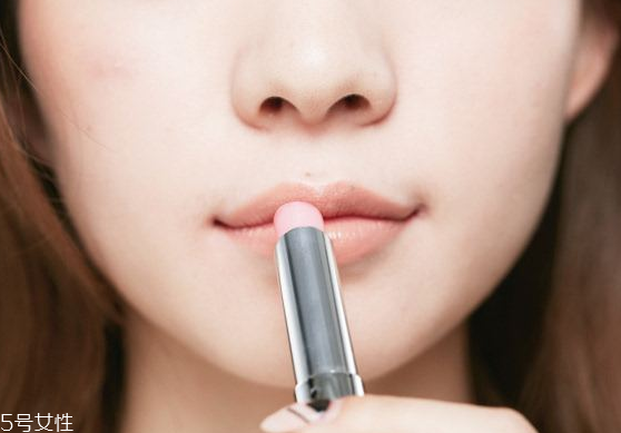 護唇膏能當(dāng)乳液用嗎 護唇膏能當(dāng)乳液用好嗎 護唇膏能當(dāng)乳液用嗎 護唇膏能當(dāng)乳液用好嗎