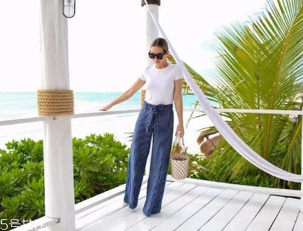 白色t恤下面穿什么？白色t恤下面怎么搭配？