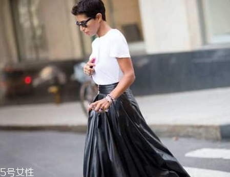 白色t恤下面穿什么？白色t恤下面怎么搭配？