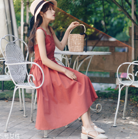 夏天拍照穿什么裙子好看？拍照適合穿什么裙子？