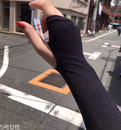 冰袖黑色好還是白色好？冰袖黑色防曬還是白色？