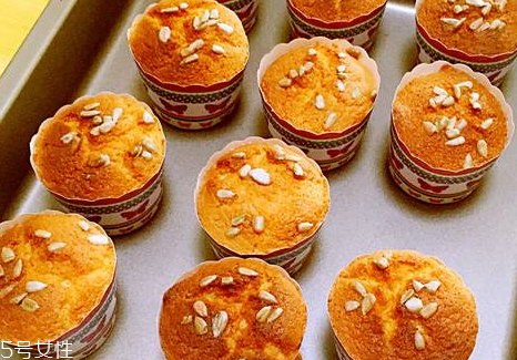 無水蛋糕粘模具怎么辦 無水蛋糕和戚風(fēng)蛋糕的區(qū)別 無水蛋糕粘模具怎么辦 無水蛋糕和戚風(fēng)蛋糕的區(qū)別