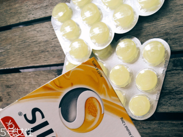 strepsils是什么藥？strepsils治什么?。?></p><h3>喉嚨痛不能吃什么</h3><p>喉嚨痛不能吃什么?咽喉腫痛是口咽和喉咽部病變的主要癥狀，以咽喉部紅腫疼痛、吞咽不適為特征。為了減輕喉嚨痛的痛苦，所以在這個(gè)時(shí)期，要注意飲食、要忌口。那你知道喉嚨痛不能吃什么食物嗎?</p><p>1、忌吃炒米：炒米易傷陰上火，益增其疾。炒米雖香，性燥助火，非中寒便瀉者忌之。</p><p>2、忌吃肉類有：狗肉，羊肉，雞肉，鵝肉，鷓鴣肉等。咽喉腫痛為實(shí)熱邪火，而以上所列肉類有溫?zé)釡匮a(bǔ)功用，吃了易助熱動火，生熱助痰，很容易加劇咽喉腫痛，所以一定要忌食。</p><p>3、忌吃橘子：性涼，味甘酸。如過多食用，極易出現(xiàn)咽喉干痛，口舌生瘡或潰瘍。所以，在患有咽喉腫痛期間，暫不宜多吃橘子。</p><p>4、忌吃性溫性熱的食物：龍眼肉，韭菜，辣椒，胡椒，砂仁，桂皮，大小茄香，人參等。</p><p>除了以上列舉，還應(yīng)當(dāng)忌吃生姜、蔥、蒜、丁香、蓽撥、洋蔥、香椿頭、胡荽、芥菜、花椒、荔枝、櫻桃、大棗、豬肥肉、蝦子、海參、黃芪、紫河車、冬蟲夏草、香煙、白酒、酒釀等。</p><p style=