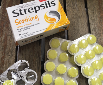 strepsils是什么藥？strepsils治什么?。?></p><p>慢性咽炎</p><p>咽喉是臟腑的門戶，臟腑虛火上升就會熏擾到咽喉，熱氣凝結(jié)不散，就會讓嗓子不舒服了，出現(xiàn)喉嚨干，喉嚨癢，有痰咳不出來的感覺，再加上一些外邪的入侵和刺激，嗓子會更加不舒服，然后逐步發(fā)展為慢性咽炎了。所以，可用中藥瑤山咽炎靈進(jìn)行系統(tǒng)性地調(diào)理</p><p>感冒</p><p>感冒是呼吸道受病毒感染，可以引起喉嚨痛。</p><p>咽喉炎</p><p>咽喉炎可以引起喉嚨痛。最好不要吸煙和飲酒，盡可能飲用流質(zhì)，避免刺激咽喉部，服用阿司匹林或阿司匹林替代品可以解除不適，如48小時(shí)內(nèi)不見好轉(zhuǎn)，請去醫(yī)院就診。</p><p>看了以上的文字描述小編希望多多少少對你是有些幫助的，生活中這些小癥狀可能不會引起我們的重視，常常就是由于我們的不重視而加重我們的病情，小編在這里提醒各位讀者一定要多多注意自己的身體，面對疾病早發(fā)現(xiàn)早治療。</p>		</div>
<div align=