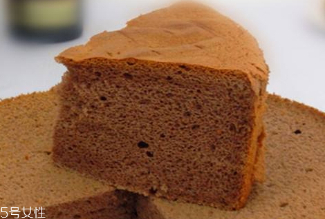 海綿蛋糕和戚風蛋糕的區(qū)別 海綿蛋糕和戚風蛋糕那個好吃 海綿蛋糕和戚風蛋糕的區(qū)別 海綿蛋糕和戚風蛋糕那個好吃