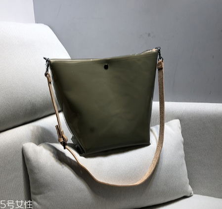 穿裙子背什么包包好看？穿裙子適合背什么包？