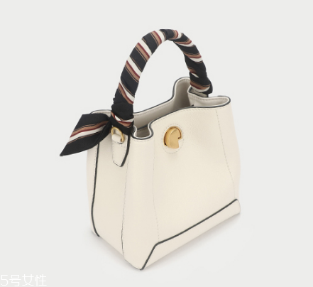 穿裙子背什么包包好看？穿裙子適合背什么包？