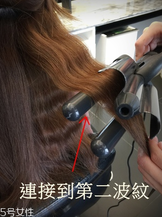 泡面頭怎么燙自然好看 泡面頭簡單兩步走 泡面頭怎么燙自然好看 泡面頭簡單兩步走