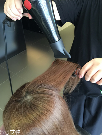 泡面頭怎么燙自然好看 泡面頭簡單兩步走 泡面頭怎么燙自然好看 泡面頭簡單兩步走