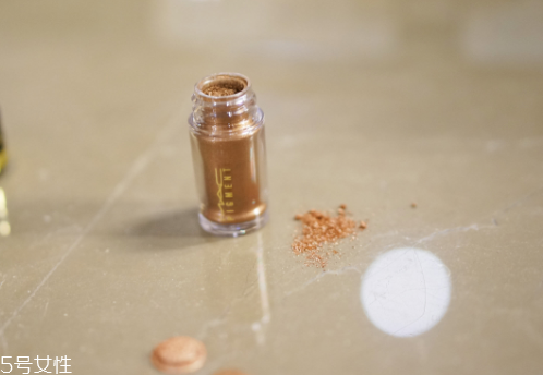 眼影霜和眼影粉哪個(gè)好 眼影霜和眼影粉什么區(qū)別 眼影霜和眼影粉哪個(gè)好 眼影霜和眼影粉什么區(qū)別