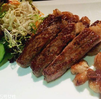 西冷牛排如何腌制肉嫩？西冷牛排腌制方法