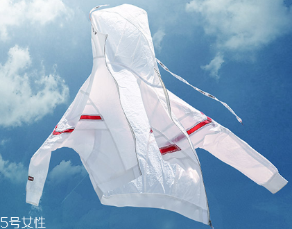 防曬衣里面穿什么？防曬衣里面怎么搭配？