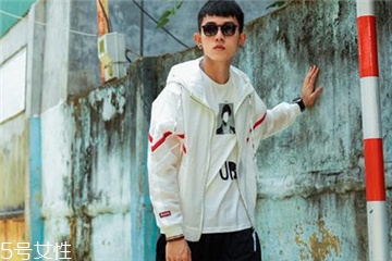 防曬衣里面穿什么？防曬衣里面怎么搭配？