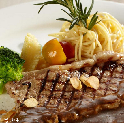 西冷牛排配什么酒？吃西冷牛排喝什么酒？