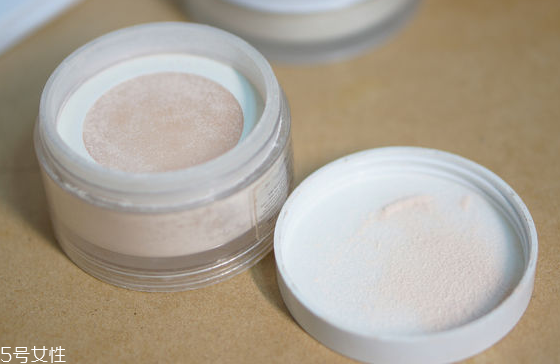 氣墊粉餅和蜜粉的區(qū)別 氣墊粉餅和蜜粉妝面效果圖 氣墊粉餅和蜜粉的區(qū)別 氣墊粉餅和蜜粉妝面效果圖