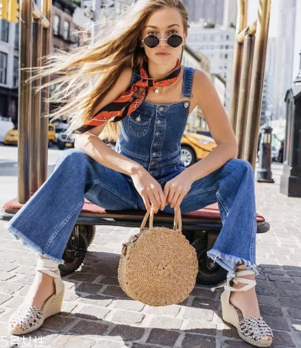 度假背什么包包好看？度假適合背什么包包？