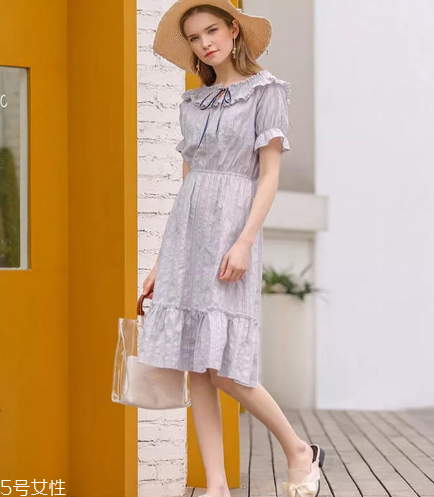 復(fù)古連衣裙怎么搭配？復(fù)古連衣裙搭配圖片