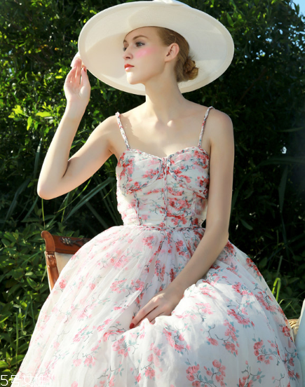 復(fù)古連衣裙怎么搭配？復(fù)古連衣裙搭配圖片