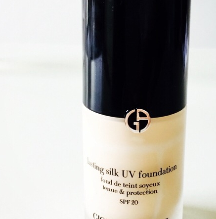 阿瑪尼粉底液和cpb粉底液哪個好？阿瑪尼粉底和cpb粉霜對比