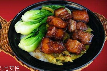 煲仔飯可以放什么材料 煲仔飯用什么米 煲仔飯可以放什么材料 煲仔飯用什么米