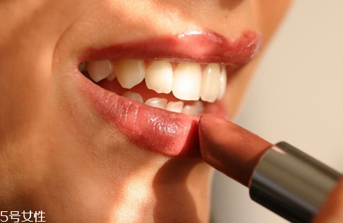 適合口紅打底的潤唇膏有哪些 適合口紅打底的潤唇膏推薦 適合口紅打底的潤唇膏有哪些 適合口紅打底的潤唇膏推薦