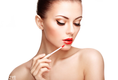 口紅掉色吃了有害處嗎 涂了口紅怎么喝水 口紅掉色吃了有害處嗎 涂了口紅怎么喝水