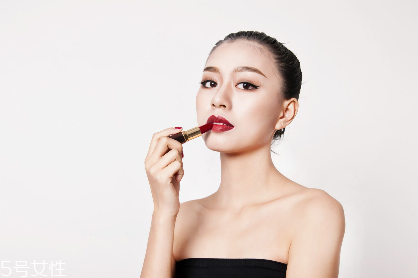 口紅掉色吃了有害處嗎 涂了口紅怎么喝水 口紅掉色吃了有害處嗎 涂了口紅怎么喝水