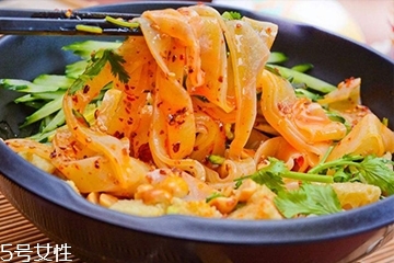 涼皮的做法 涼皮調(diào)料水的詳細(xì)步驟 涼皮的做法 涼皮調(diào)料水的詳細(xì)步驟