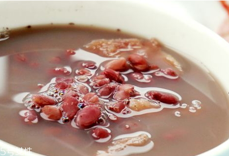 紅豆湯可以放紅糖嗎 煮紅豆湯放什么糖好 紅豆湯可以放紅糖嗎 煮紅豆湯放什么糖好